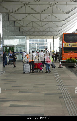 Passagiere kommen im Terminal einen Außeneingang am Hong Kong International Airport Stockfoto