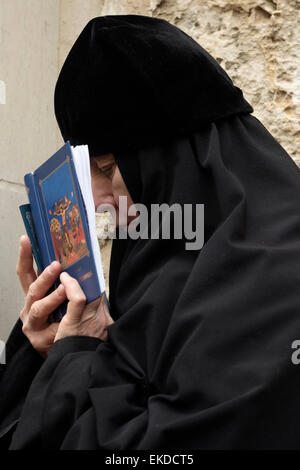 Eine orthodoxe Gottesanbeterin liest ihre Gebete in der Grabeskirche in der Altstadt von Jerusalem Israel Stockfoto