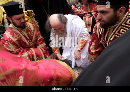 Griechisch orthodoxe Patriarch von Jerusalem Theophilos III und geistlichen, die Teilnahme an der "Fußwaschung" Zeremonie in der Kirche des Heiligen Grabes in der alten Stadt von Jerusalem Israel Stockfoto