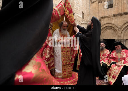 Griechisch orthodoxe Patriarch von Jerusalem Theophilos III und geistlichen, die Teilnahme an der "Fußwaschung" Zeremonie in der Kirche des Heiligen Grabes in der alten Stadt von Jerusalem Israel Stockfoto