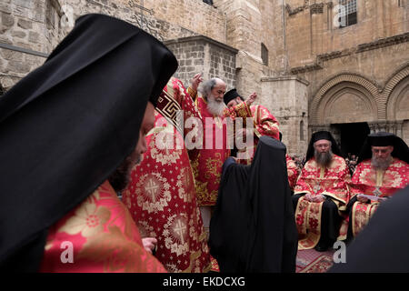 Griechisch orthodoxe Patriarch von Jerusalem Theophilos III und geistlichen, die Teilnahme an der "Fußwaschung" Zeremonie in der Kirche des Heiligen Grabes in der alten Stadt von Jerusalem Israel Stockfoto