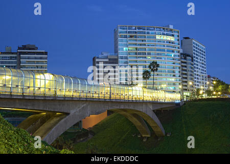 E. Villena Rey Brücke in Miraflores, Lima, Peru am Abend Stockfoto