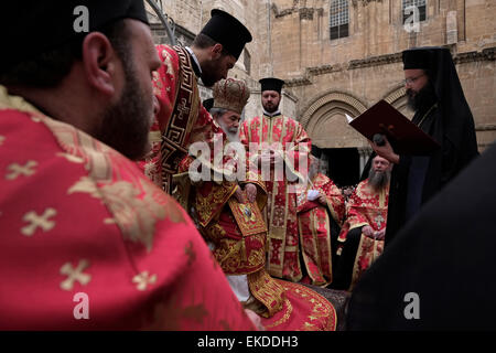 Griechisch orthodoxe Patriarch von Jerusalem Theophilos III und geistlichen, die Teilnahme an der "Fußwaschung" Zeremonie in der Kirche des Heiligen Grabes in der alten Stadt von Jerusalem Israel Stockfoto