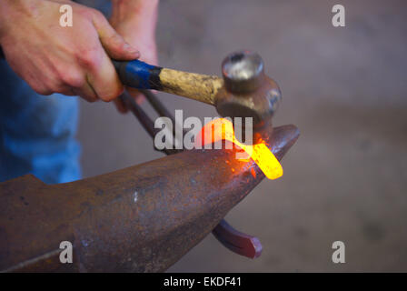 Hufschmied schmieden Hufeisen über Bick von Amboss Stockfoto