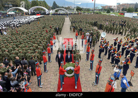 Bogota, Kolumbien. 9. April 2015. Das Foto zur Verfügung gestellt von Kolumbiens Präsidentschaft zeigt kolumbianische Präsident Juan Manuel Santos Teilnahme an einer Kranzniederlegung Aktivität anlässlich der nationalen Tag der Erinnerung und Solidarität mit den Opfern, am Denkmal für die gefallenen Helden in Bogota, Kolumbien, am 9. April 2015. © Efrain Herrera/Colombia Präsidentschaft/Xinhua/Alamy Live-Nachrichten Stockfoto