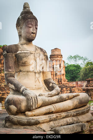 Buddha-Statue im Wat Mahatat. Geschichtspark Ayutthaya. Stockfoto