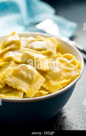 Ravioli in Schüssel auf Küchentisch gekocht Stockfoto