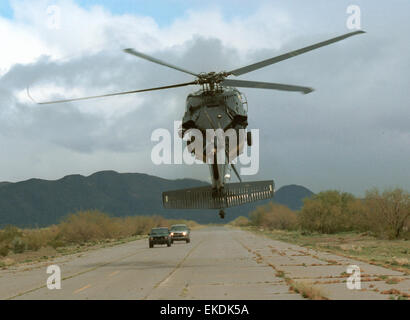 CBP Air Einheit UH-60 Blackhawk Hubschrauber schüchtert zwei Fahrzeuge auf einem entfernten Landebahn in Amerikas Südwesten Grenzregion.  James Tourtellotte Stockfoto