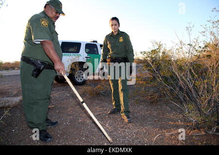 121911: TUCSON, Arizona – In den meisten Familien, Traditionen tief gehen und spielen eine wichtige Rolle bei der Verabschiedung wissen von einer Generation zur nächsten.  Die United States Border Patrol teilt diese Familientradition.  Ein Agent Tucson Sektor verläuft jetzt die Fackel an seine Tochter gemeinsam mit ihr zu ihrem altehrwürdigen Techniken zu unterrichten.  SBPA Paul Martinez, zusammen mit seiner Tochter BPA Sarah Martinez, initiieren eine Tracking-Vorgangs in der westlichen Wüste des Bereichs Tucson.  Foto von Carole Condon Stockfoto