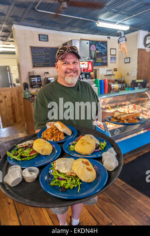 Ein lächelnder Kellner mit einem Tablett mit Burger und Sandwiches an der Cowboy Gelato Räucherkammer. Historische Route 66. Amarillo. Texas. USA Stockfoto