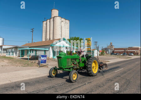 Alter Bauer einen grünen Traktor zu fahren. Tulia. Texas Panhandle. USA Stockfoto