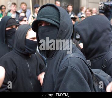 Diese maskierten Männern in Hoodies sah bereit für Ärger bei den G20-Protest außerhalb der Bank of England. Stockfoto