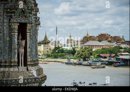 Ein Blick aus dem Wat Arun(temple of dawn) in der Ferne den Wat Pho. Bangkok Thailand. Stockfoto