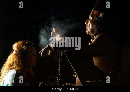 Im ecuadorianischen Amazonien Schamanen, die bei einem echten Ayahuasca Zeremonie Model Released Images, wie gesehen, im April 2015 Stockfoto