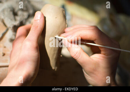 Potter. Hände, die Arbeit an der Dekoration von Keramik-Vase, Nahaufnahme Stockfoto