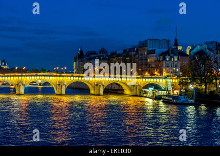 Paris, Nacht, Frankreich, Weitwinkelblick, Brücken an der seine bei Sonnenuntergang, Lichter, Pont Neuf mit Ile de la Cité, Panorama Stockfoto