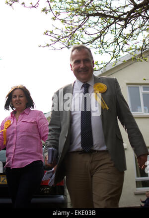 Mark Williams & Elizabeth Evans treffen Wähler in Ceredigion, West Wales während der Parlamentswahlen 2015 © Sean Langton/Alamy Stockfoto