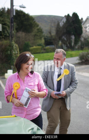 Mark Williams & Elizabeth Evans, Wähler in Ceredigion, West Wales während der Parlamentswahlen 2015 treffen Stockfoto