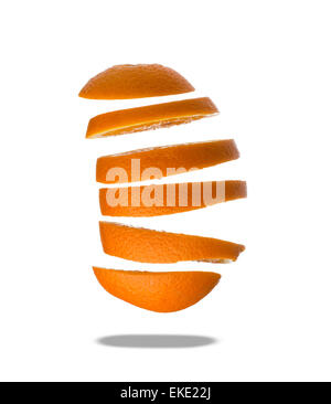 Fallende Scheiben von Orange in Luft isoliert auf weiss Stockfoto