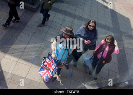 Luftaufnahme von Busreisenden an Bushaltestelle mit Union Jack Flagge Taschen. Stockfoto