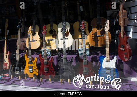 Elektrische und akustische Gitarren auf dem Display in Martin & Co, eines der letzten Musikgeschäfte in Denmark Street in Londons berühmten Tin Pan Alley, ein Ergebnis von Leasing-Fragen zu bleiben und Wanderungen zu mieten. Stockfoto