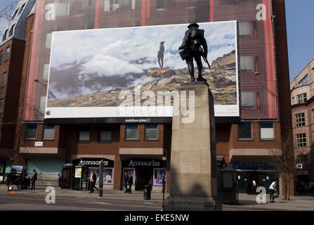 Eine riesige Plakatwand-Anzeige für die Nutzung des iPhones auf der Seite ein zentrales London Gebäude, gegenübergestellt mit einem WW1 Gedenkstätte Soldaten der Royal Fusiliers gesehen. Stockfoto