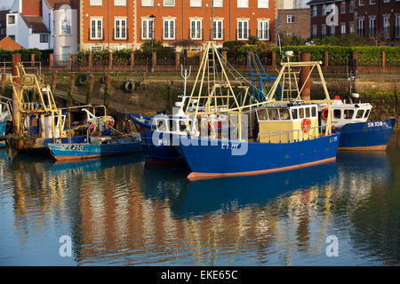 Frisch gestrichene Fischerboot vor Anker in der Camber Docks alte Portsmouth. Reflexion an einem relativ ruhigen Tag kann gesehen werden. Stockfoto