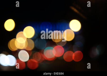 Unscharf gestellt, abstrakten Lichter Weihnachten Hintergrund. Festliche Lichter Straßenbeleuchtung Bokeh. Zusammenfassung Hintergrund sphärische Bokeh der Autolichter in der Höhe. Stockfoto