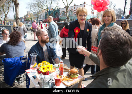 Britische Wahl 2015, Chiswick High Street, London, UK. 9. April 2015.  UK-Komiker Eddie Izzard Kampagnen mit Labour-Kandidat Ruth Cadbury auf Chiswick High Street, West-London, UK Stockfoto