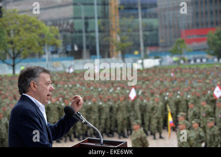 Bogota, Kolumbien. 9. April 2015. Bild zur Verfügung gestellt von Kolumbiens Präsidentschaft zeigt kolumbianische Präsident Juan Manuel Santos bei einer Rede während einer Handlung zu Ehren an die Mitglieder der Streitkräfte, gefallen im Kampf, Kennzeichnung der nationale Tag der Erinnerung und Solidarität mit den Opfern bewaffneter Konflikte, in Bogota, Kolumbien, am 9. April 2015. © Cesar Carrion/Colombia Präsidentschaft/Xinhua/Alamy Live-Nachrichten Stockfoto