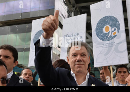 Bogota, Kolumbien. 9. April 2015. Abbildung kolumbianische Präsident Juan Manuel Santos Teilnahme an einer Demonstration für Frieden, Markierung der nationale Tag der Erinnerung und Solidarität mit den Opfern bewaffneter Konflikte, in Bogota, Kolumbien, am 9. April 2015 von Kolumbiens Präsidentschaft zur Verfügung gestellt. © Cesar Carrion/Colombia Präsidentschaft/Xinhua/Alamy Live-Nachrichten Stockfoto