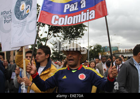 Bogota, Kolumbien. 9. April 2015. Bewohner beteiligen sich an der Marsch für den Frieden, Markierung der nationale Tag der Erinnerung und Solidarität mit den Opfern bewaffneter Konflikte, in Bogota, Kolumbien, am 9. April 2015. © Luisa Gonzalez/COLPRENSA/Xinhua/Alamy Live-Nachrichten Stockfoto