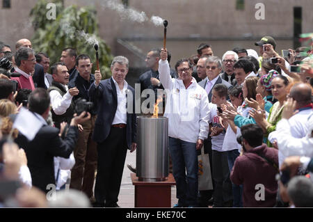 Bogota, Kolumbien. 9. April 2015. Kolumbianische Präsident Juan Manuel Santos (C-L) und Bogotas Bürgermeister Gustavo Petro (C-R) nehmen Teil in der Marsch für den Frieden, Markierung der nationale Tag der Erinnerung und Solidarität mit den Opfern bewaffneter Konflikte, in Bogota, Kolumbien, am 9. April 2015. © Juan David Paez/COLPRENSA/Xinhua/Alamy Live-Nachrichten Stockfoto