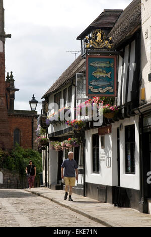 Shrewsbury Town Centre. Ein Mann geht vorbei an den drei Fische Wirtshaus auf Fisch-Straße in die Mittelalterstadt Shropshire. Stockfoto