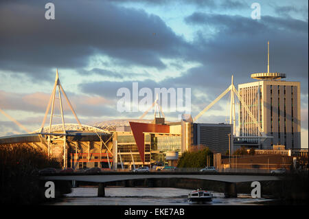 Cardiff, die Hauptstadt von Wales, bei Sonnenuntergang zeigt das Fürstentum Stadion, ehemals das Millennium Stadium und Fluss Taff Stockfoto