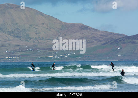 Surfen auf dem Wilden Atlantik Weg an der Westküste von Irland Stockfoto