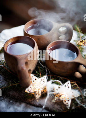 Glühwein serviert von Kuksa, speziell angefertigte Holzbecher Stockfoto