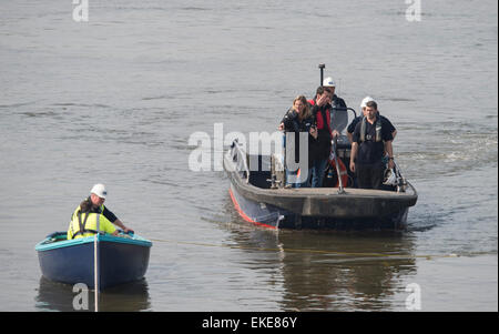 London, UK. 9. April 2015. Gesamtansicht der Praxis Ausflug vor Regatten BNY Mellon.   Beamten und Schiedsrichter genehmigen die Position der Scheiterhaufen-Boote.  Lage:-Themse, London, Vereinigtes Königreich zwischen Putney (Start) und Mortlake.   Während Tideway Woche (unmittelbar vor der BNY Mellon Regatten, die Mannschaften gehen auf Praxis Ausflügen mit ihren Trainern als letzte Vorbereitung für das Rennen am 11. April.   OUWBC Crew:-Bogen: Maxie Scheske, 2: Anastasia Chitty, 3: Shelley Pearson, 4: Lauren Kedar, 5: Maddy Badcott, 6: Em Credit: Duncan Grove/Alamy Live News Stockfoto