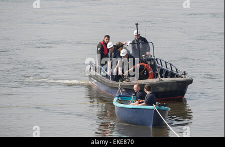 London, UK. 9. April 2015. Gesamtansicht der Praxis Ausflug vor Regatten BNY Mellon.   Beamten und Schiedsrichter genehmigen die Position der Scheiterhaufen-Boote.  Lage:-Themse, London, Vereinigtes Königreich zwischen Putney (Start) und Mortlake.   Während Tideway Woche (unmittelbar vor der BNY Mellon Regatten, die Mannschaften gehen auf Praxis Ausflügen mit ihren Trainern als letzte Vorbereitung für das Rennen am 11. April.   OUWBC Crew:-Bogen: Maxie Scheske, 2: Anastasia Chitty, 3: Shelley Pearson, 4: Lauren Kedar, 5: Maddy Badcott, 6: Em Credit: Duncan Grove/Alamy Live News Stockfoto