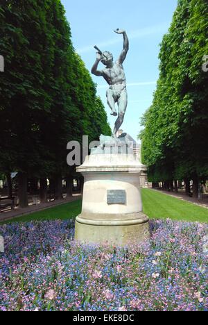 Statue von Pan, Jardins des Luxembourg, Paris, Frankreich umgeben von Frühlingsblumen im Mai Stockfoto