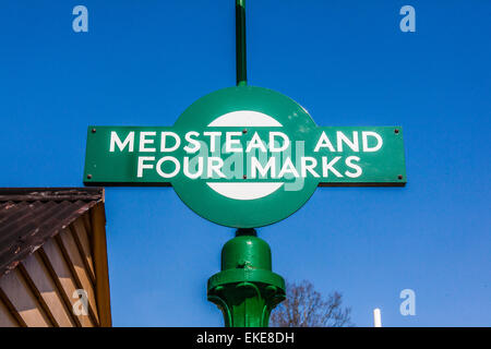 Melden Sie sich für Medstead und vier Marken Bahnhof, Hampshire, England, Vereinigtes Königreich. Stockfoto