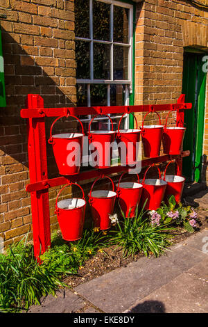 Rotes Feuer Eimer, Medstead und vier Markierungen, Hampshire, England, Vereinigtes Königreich. Stockfoto