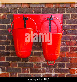 Rotes Feuer Eimer, Medstead und vier Markierungen, Hampshire, England, Vereinigtes Königreich. Stockfoto