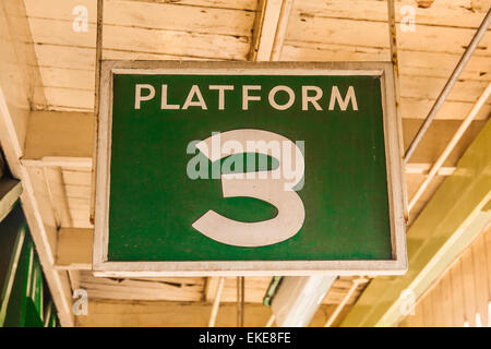 Plattform-Zeichen, Alton Bahnhof Mitte Hants Eisenbahn, Hampshire, England, Vereinigtes Königreich. Stockfoto