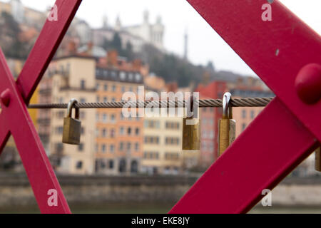 Schlösser der Liebe gehängt auf Passerelle Saint-Georges-Steg über den Fluss, Vorhängeschloss-Symbol für ewige Freundschaft und Liebe Stockfoto