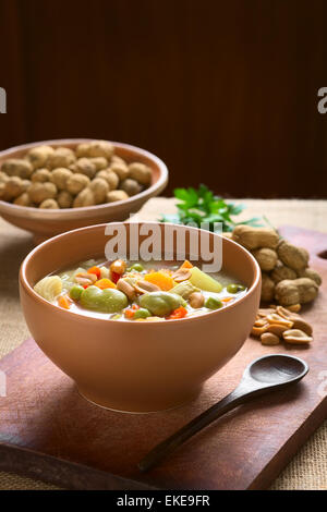 Schale der traditionellen bolivianischen Sopa de Mani (Erdnusssuppe) gemacht, Fleisch, Nudeln, Gemüse und Boden Erdnuss Stockfoto