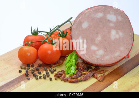 Italienische Mortadella Bologna mit Tomaten und Gemüse Stockfoto