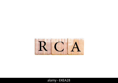 Abkürzung RCA - Ursachenanalyse. Hölzerne kleine Würfel mit Buchstaben auf schwarzem Hintergrund mit Kopie Speicherplatz isoliert. Firmen-Konzept-Image. Stockfoto