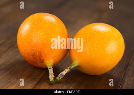 Zwei süße Granadilla oder Grenadia (lat. Passiflora Ligularis) Früchte Stockfoto