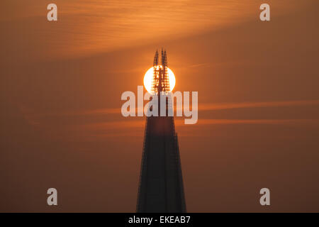 London, UK. 9. April 2015. Die untergehende Sonne Silhouetten die Struktur von The Shard Spire. Die Scherbe ist höchste Gebäude Großbritanniens, 306 m. Bildnachweis: Steve Bright/Alamy Live-Nachrichten Stockfoto